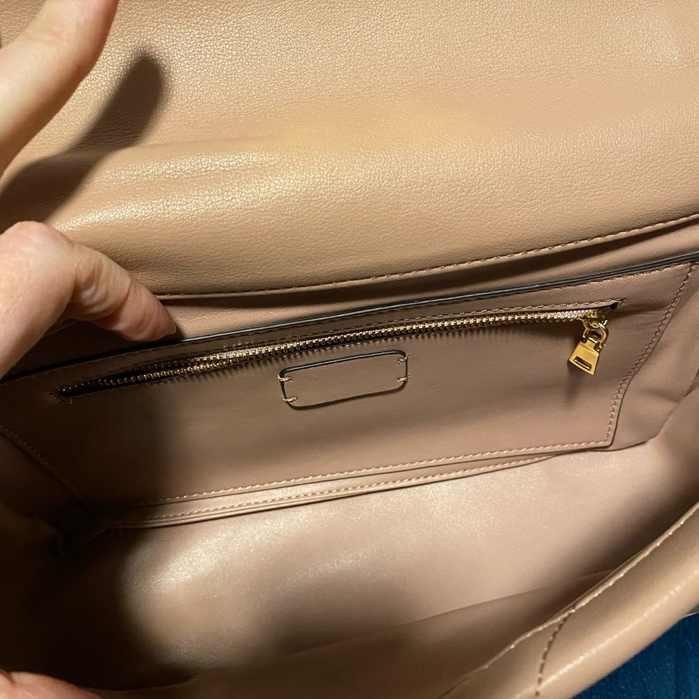 Elegant Quilted Pink Shoulder Bag with Gold Hardware - Picture 8 of 8